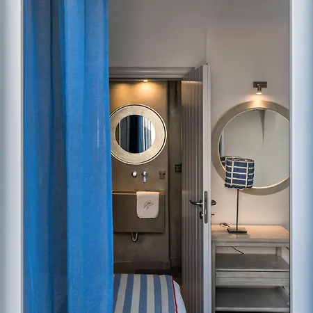 Blue Dolphins Hotel Fira (Santorini)